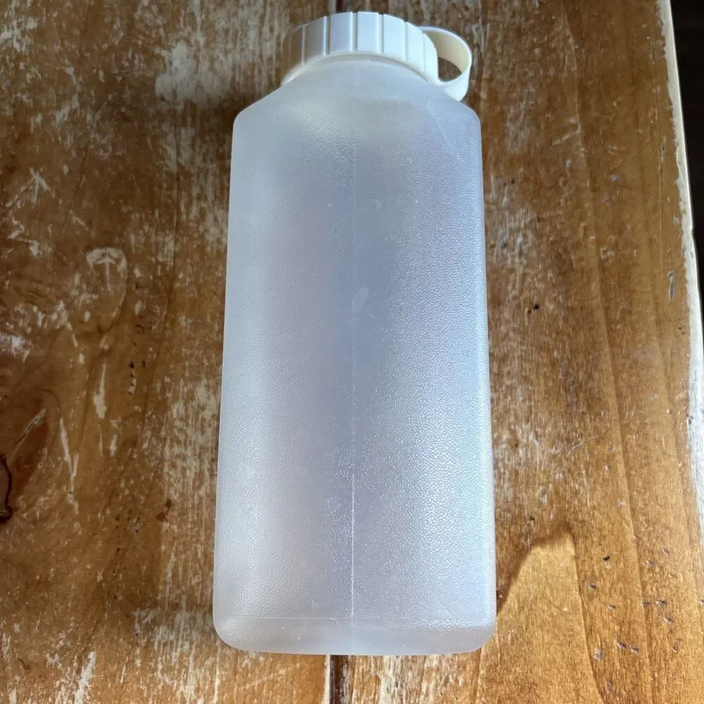Vintage Rubbermaid Servin' Saver Drink Bottle 1 quart 940 mL w/ Flip Top Lid euc